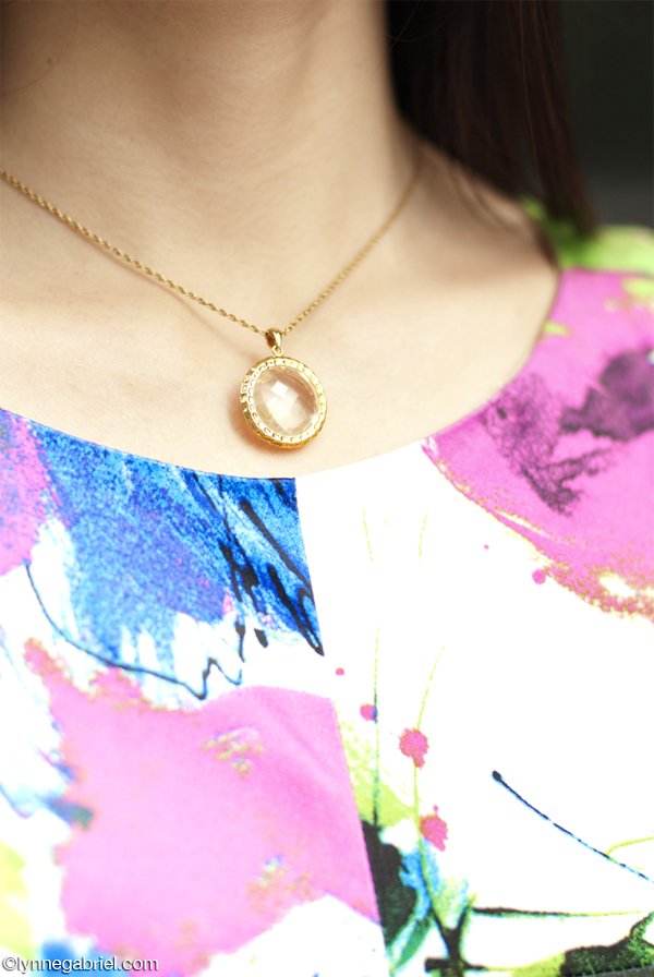 Chic Peek Necklace